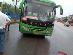 摩托车直撞公交车 挡风玻璃裂成蜘蛛网