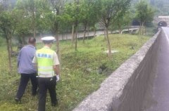 男子为补贴家用 翻入高速分隔带捡瓶子