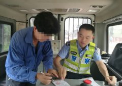 重庆一男子抱个大南瓜骑车被交警拦下 居然还是酒驾