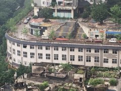 重庆现“停在八楼的二路汽车”