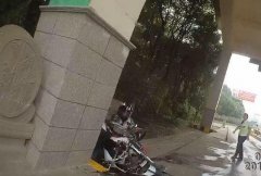 宝马摩托重庆高速路狂飙  时速超100公里