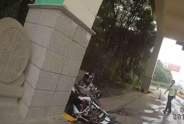 宝马摩托重庆高速路狂飙 出高速钻缝隙撞石柱被擒获