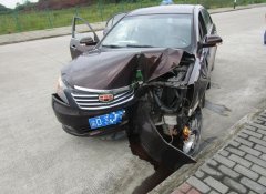 光线太强  轿车加油撞路灯