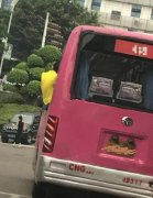 公交车变敞篷？女子竟将半个身子探出窗外