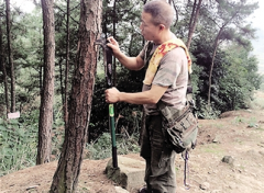 重庆一男子住在大山里22年 背后原因太感人