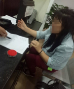 出租司机半夜载客 女子到站后：我没钱，我去借