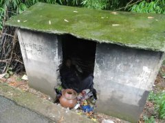 垃圾亭臭气熏天 一男子却躺在里面一动不动
