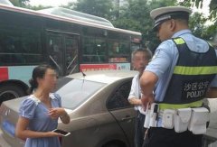重庆一老汉强坐女司机车里不走：没带钱 你送我回家