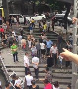 重庆一轿车无人驾驶冲下梯坎