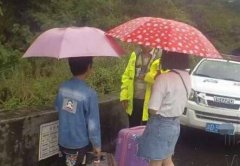 重庆两名孩子翻过土坡走上高速 准备搭滴滴