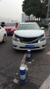 引擎盖被撞翘起后接着开 司机半小时遭两次车祸