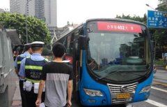 男子“赖”在公交车内不走 吓到女司机