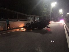 男子开车看武侠片 爱车来了个“鹞子翻身”