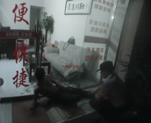 重庆一男子深夜砸自家门市：我砸起耍