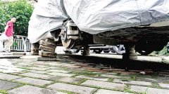 重庆一夫妻盗走路边小车轮胎  竟因自家车胎旧了