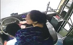 年轻女子冒用老人卡坐公交被识破 6次拽抢方向盘