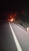 货车爆胎撞护栏自燃 车头被烧成“空架架”