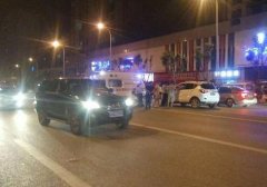 女子过路被越野车撞 当场倒地受重伤