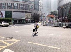 男子横穿马路被罚称“罚得对”
