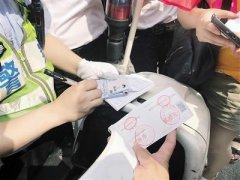 横穿马路被拦下罚款 游客：罚得对