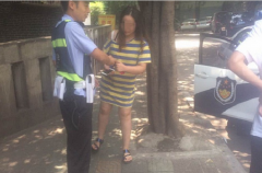 重庆一女子追狗 把手机落在楼道被捡走