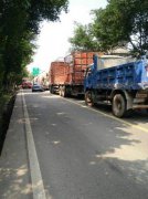 罐车撞上大货车 路被两大车赌的走不动
