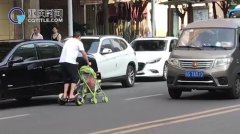 重庆奶爸脚踩“风火轮”车流中逆行“溜”娃