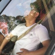 男子把车停在高速应急道上睡觉 后座还有孩子