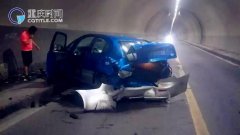 重庆一隧道内发生车祸 轿车车体破碎