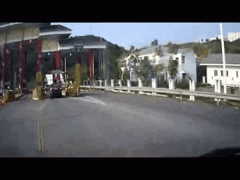 女司机进收费站不减速 致三车追尾