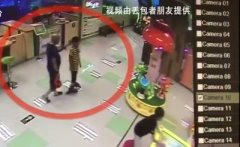 大人教唆小朋友偷包 监控还原全过程