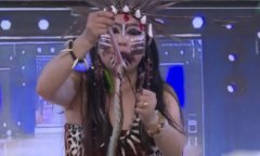 重庆一女子生吃活蛇当下酒菜：习惯了