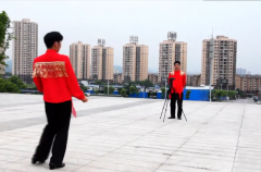 17岁带病小伙到重庆学习广场舞后变得开朗外向