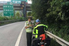 六旬“硬汉”骑摩托误入重庆高速