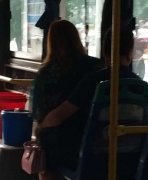 重庆一公交车上现不雅坐姿 乘客：很尴尬