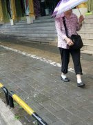 重庆一小区灯泡从天而降 吓坏路人