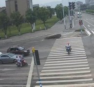 男子被撞倒地后自行离开