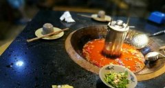 火锅吃得正起劲 锅里突然炸出个打火机