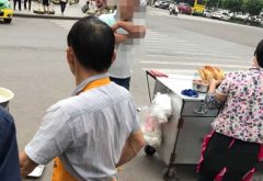的哥因一根头发砸了早餐摊：哪个叫他不赔钱？