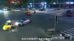 女司机闯红灯撞飞出租 大爷抱着孩子看热闹