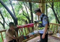 一女子走在路上被陌生男子一顿暴打