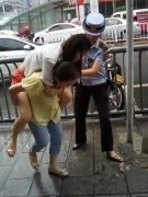 一女子街头出状况 女城管暖心解围