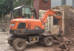 重庆一男子乘坐公交大家躲着他 因为头天晚上没洗澡