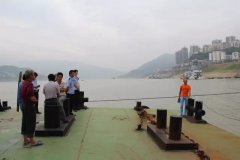 十七岁少年扬言跳江 民警救下后迷途知返