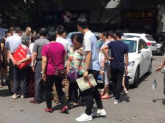 璧山单行道逼疯了外来车主 不熟悉路况撞伤一小姑娘