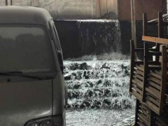 沙坪坝一职校水管爆裂 校门口成为“水上乐园”