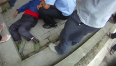 重庆一老人晕倒在地 警民合力救助