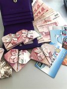 男子99张钞票叠成花求婚 女友却弄丢在公交车上