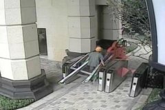男子偷工地材料去卖钱 被监控拍下