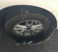 重庆一井盖“失踪”三天 小车轮胎被吃半截